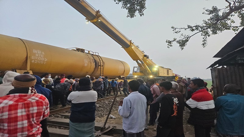 চাঁপাইনবাবগঞ্জে তেলবাহী ট্রেনের ৪টি ওয়াগন লাইনচ্যূত,সাড়ে ৯ঘন্টা পর বিকল্প পথে ট্রেন চলাচল শুরু 